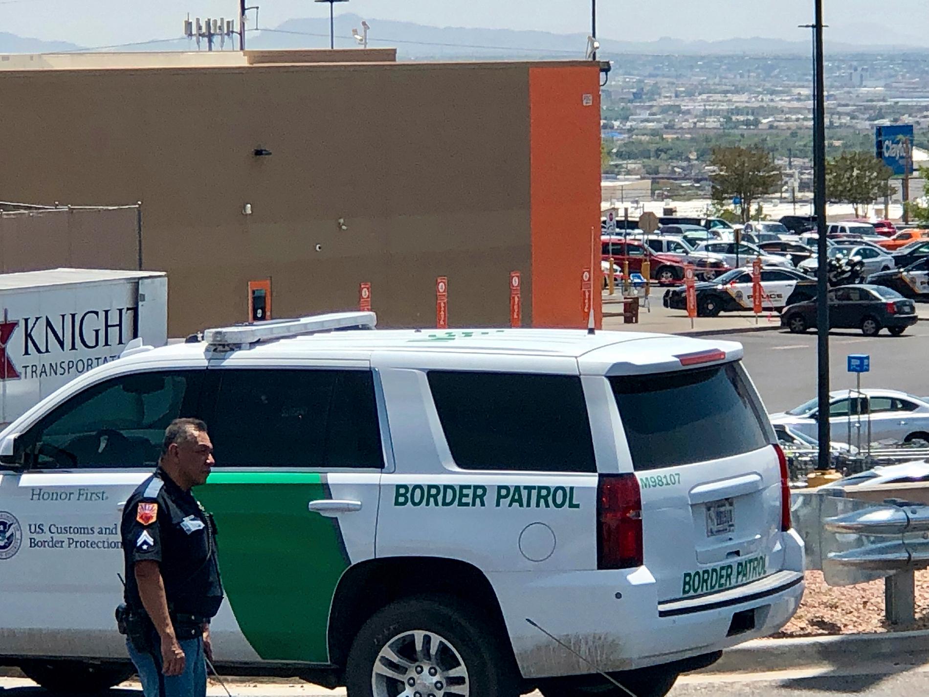 Poliser utanför köpcentret i El Paso där flera människor dödade.