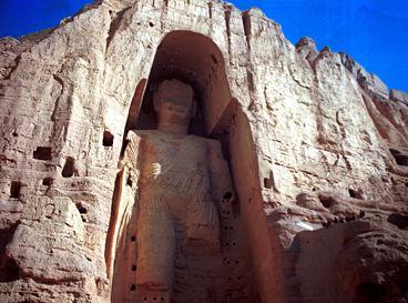 Världens största Buddha-staty finns i Bamiyan, drygt 12 mil väster om huvudstaden Kabul. Den är 53 meter hög, huggen direkt ur berget.