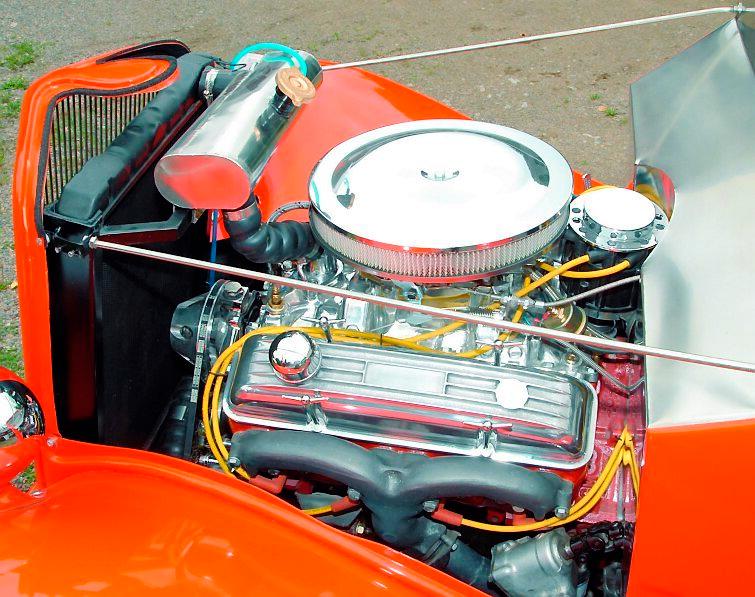 Smallblockmotorn på 350 kubiktum (ca 5,7 liter) kommer från en Camaro Z28. Men har fått förgasare som mycket enkelt kan ställas om för etanoldrift.