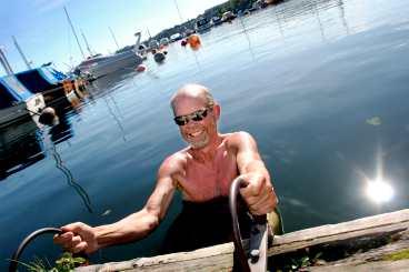 TAR VARA PÅ VÄRMEN Åke Davidson tar sig ofta en tur med kanoten på förmiddagarna. Paddlingen avslutar han med ett dopp i hamnen vid Stockholms kajakklubb.