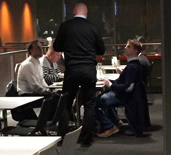 AIK-tränaren Roger Melin konfronterade domarduon efter matchen – i restaurangen.