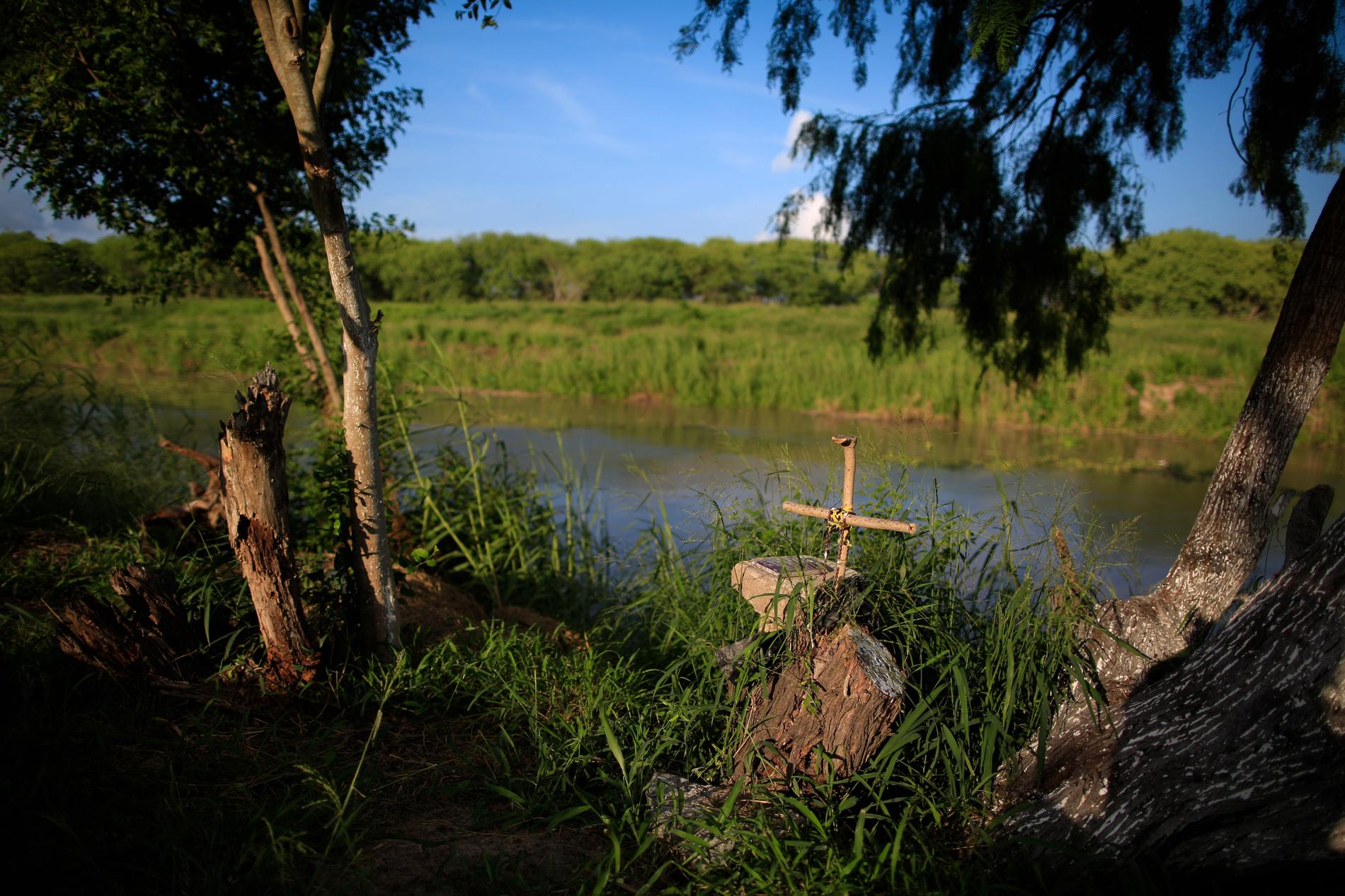 Ett handgjort kors har satts upp vid Rio Grande.