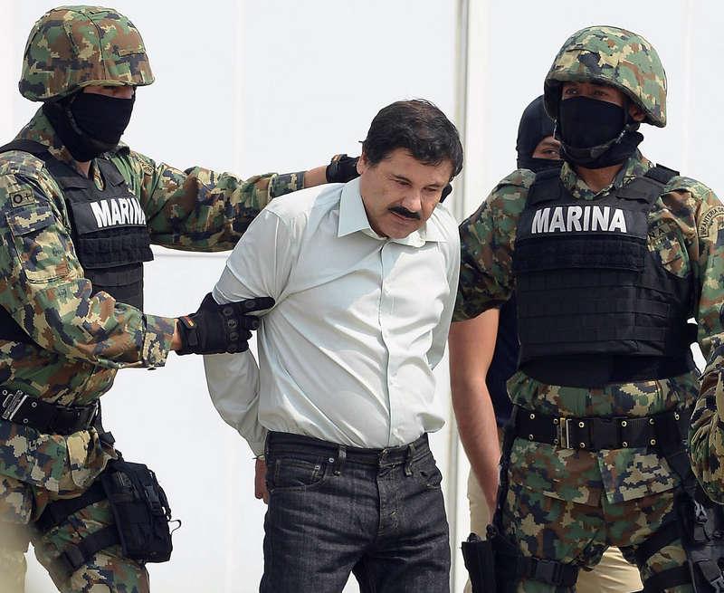”El Chapo” Joaquín Guzman i februari 2014 i Mexico City, eskorterad av marinsoldater. Ett och ett halvt år senare rymde han.