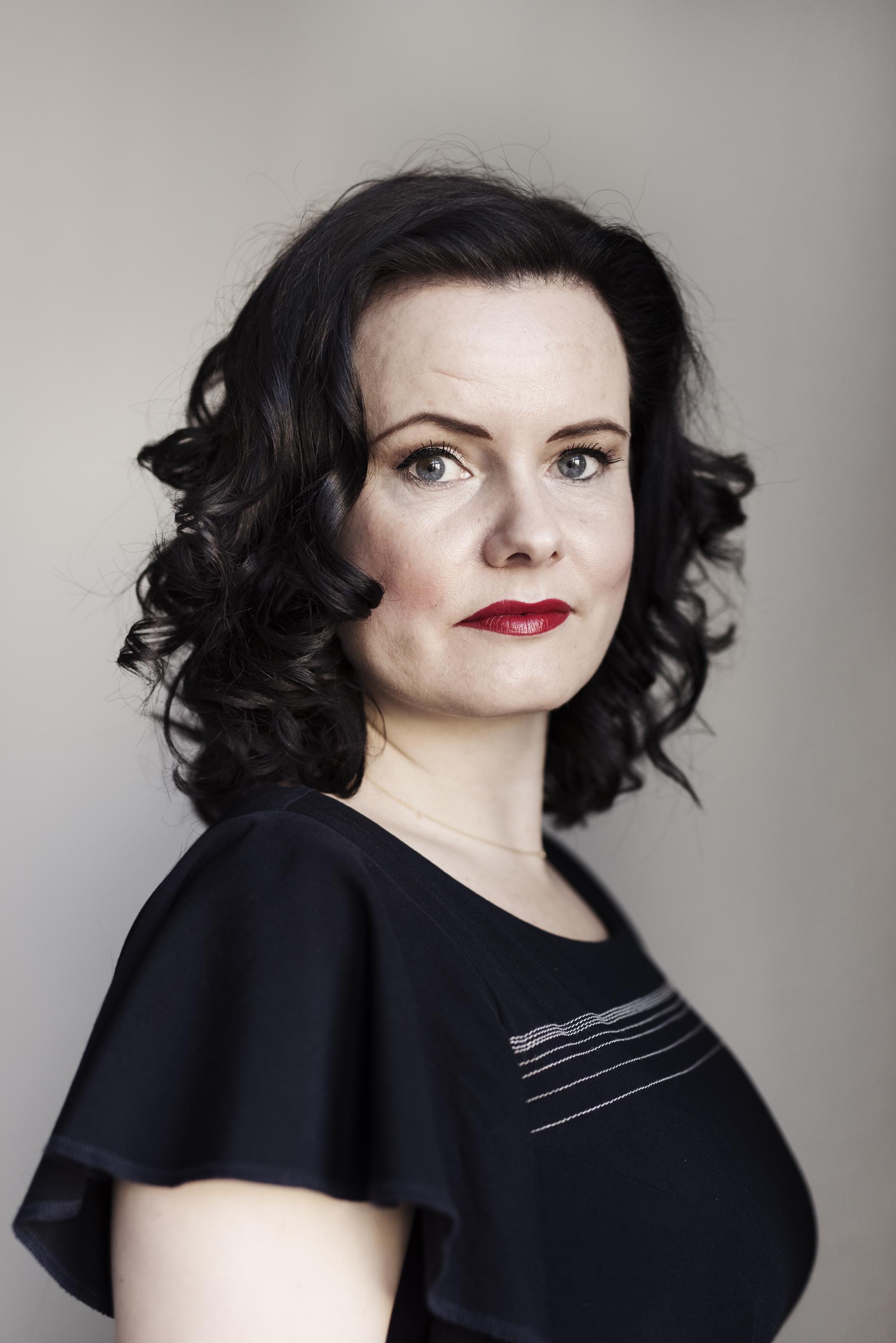 Leonora Christina Skov (f.1976) är författare och litteraturkritiker vid danska Weekendavisen. 