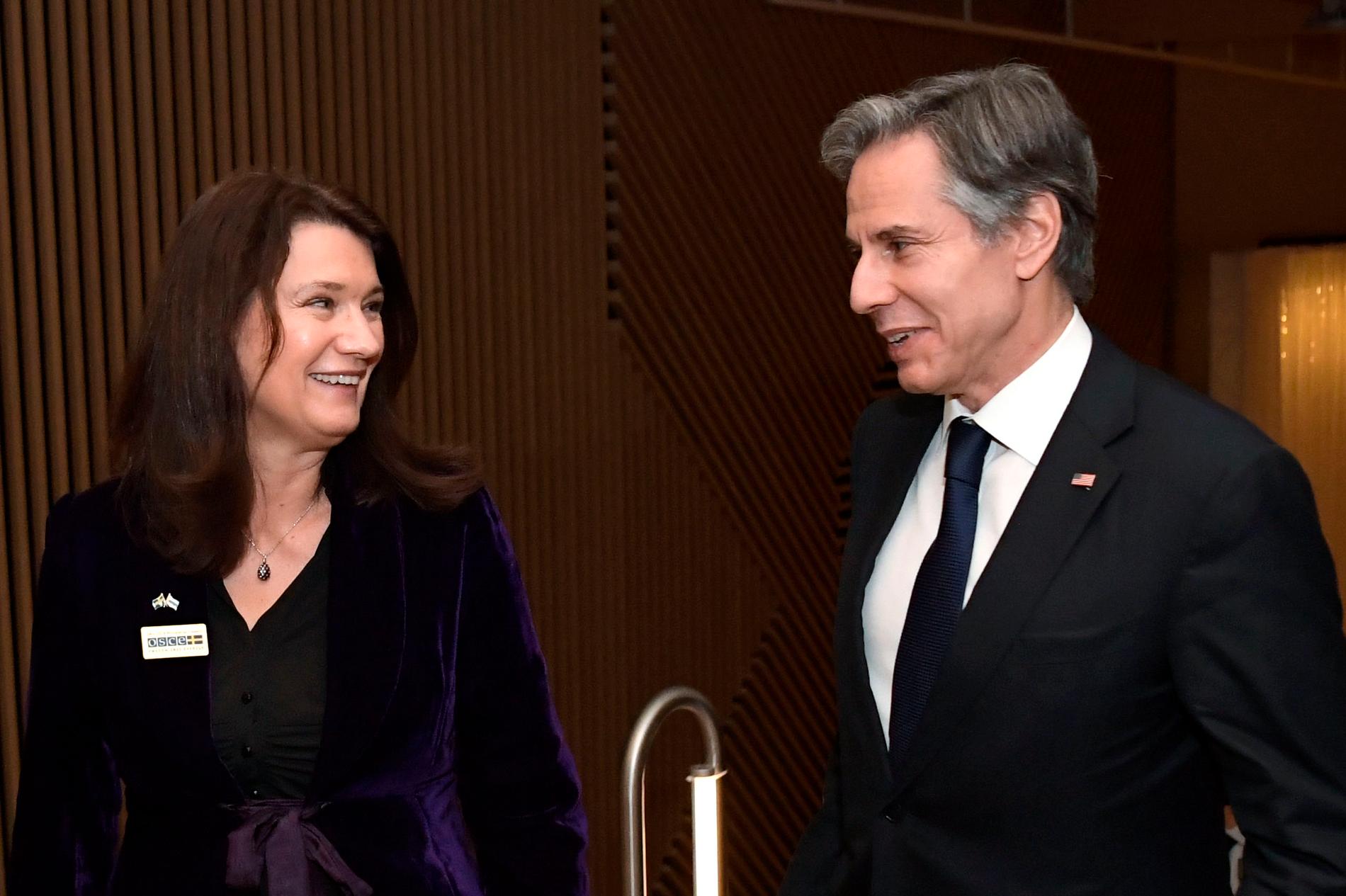 Sveriges utrikesminister Ann Linde (S) hälsar USA:s utrikesminister Antony Blinken välkommen när han anländer för att delta i OSSE-mötet som hålls i Stockholm på torsdagen och fredagen.