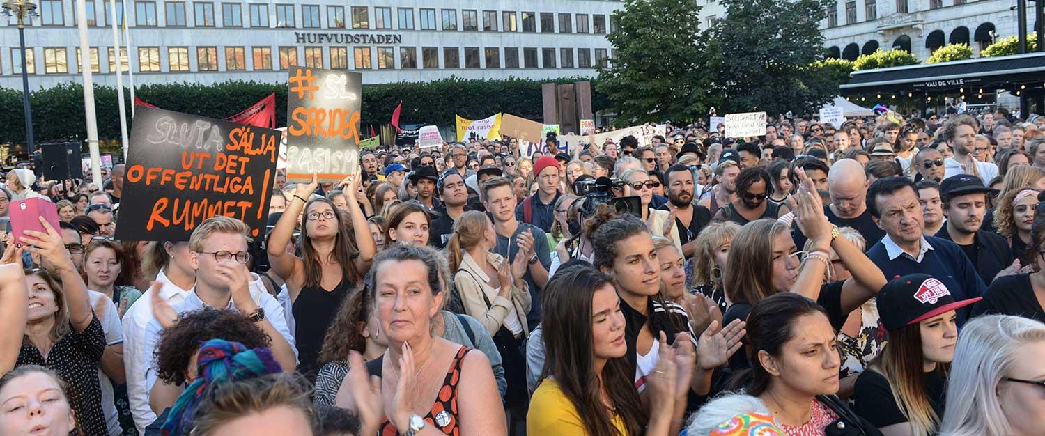 Från tisdagens demonstration mot SL på Norrmalmstorg i Stockholm.