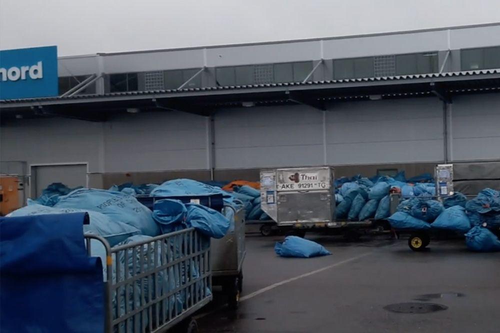Hundratals säckar med paket låg i måndags utanför Postnords terminal på Arlanda.