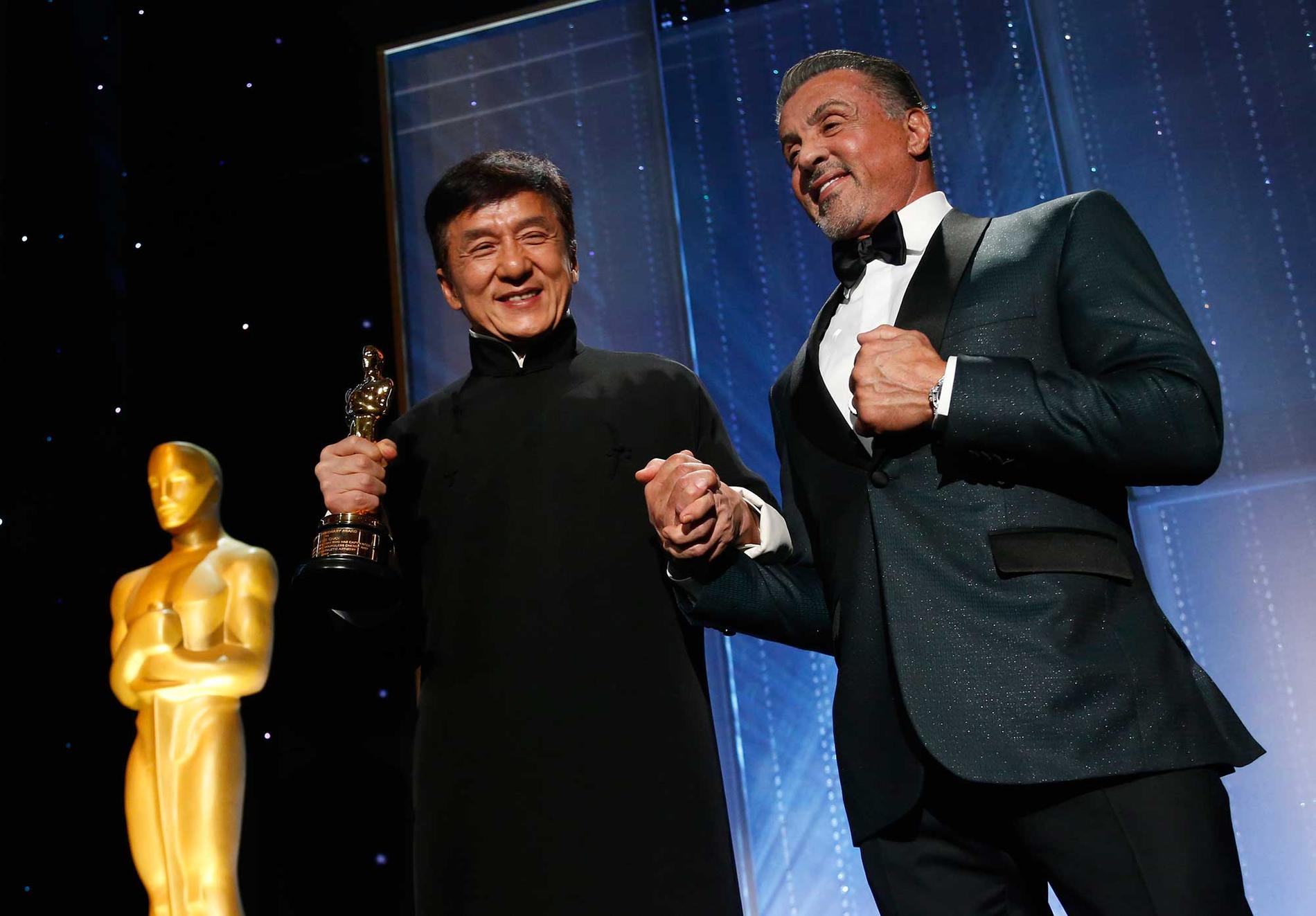 Jackie Chan gratuleras av Sylvester Stallone.
