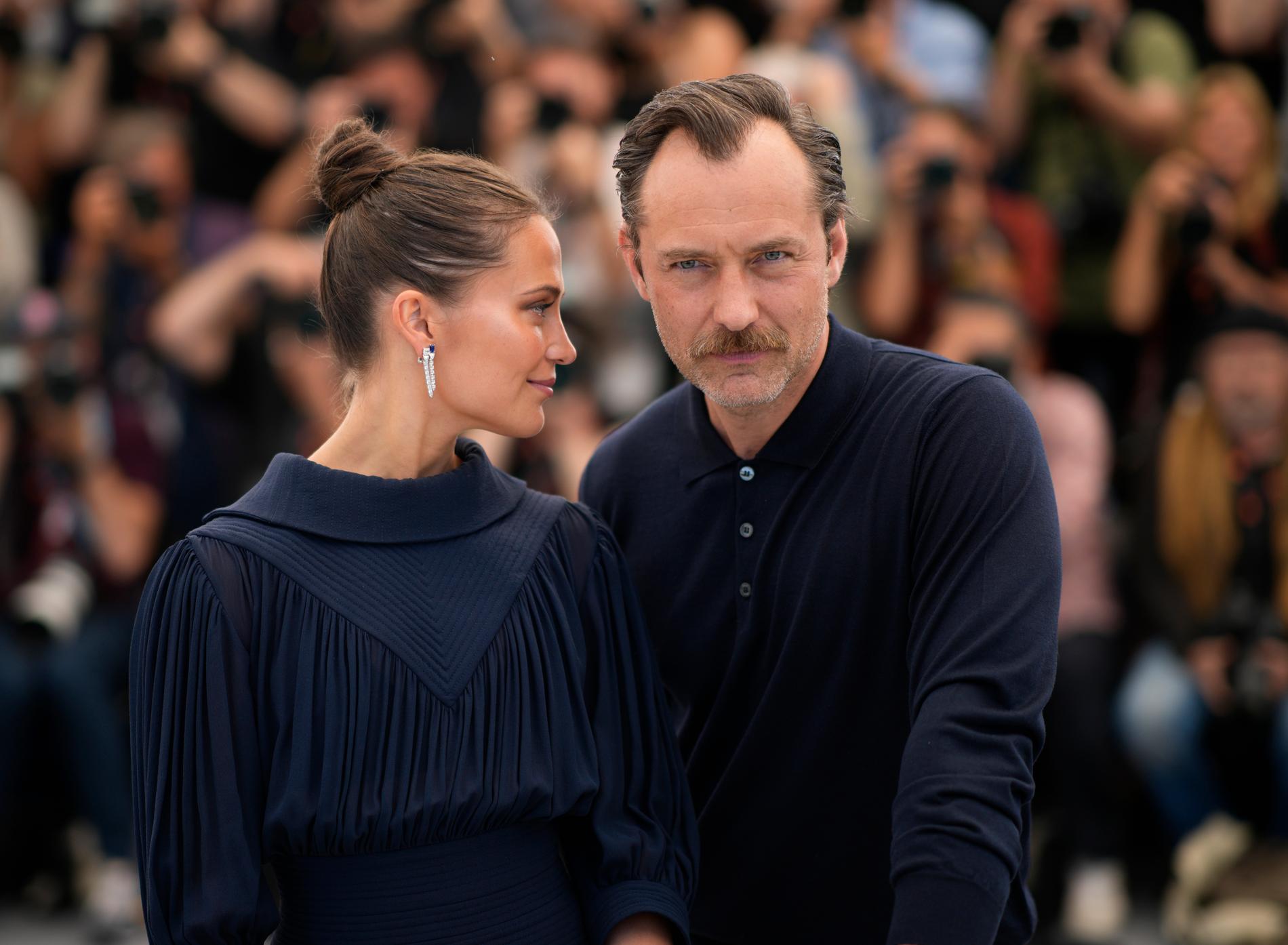 Jude Law tillsammans med Alicia Vikander på Cannes-festivalen.