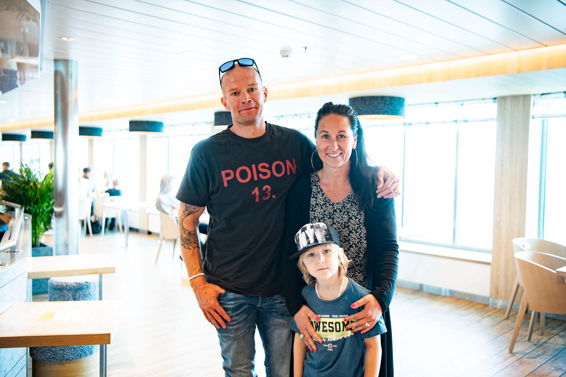 Christian och Jessica Björn med sonen Liam, 5, på väg till Gotland. 