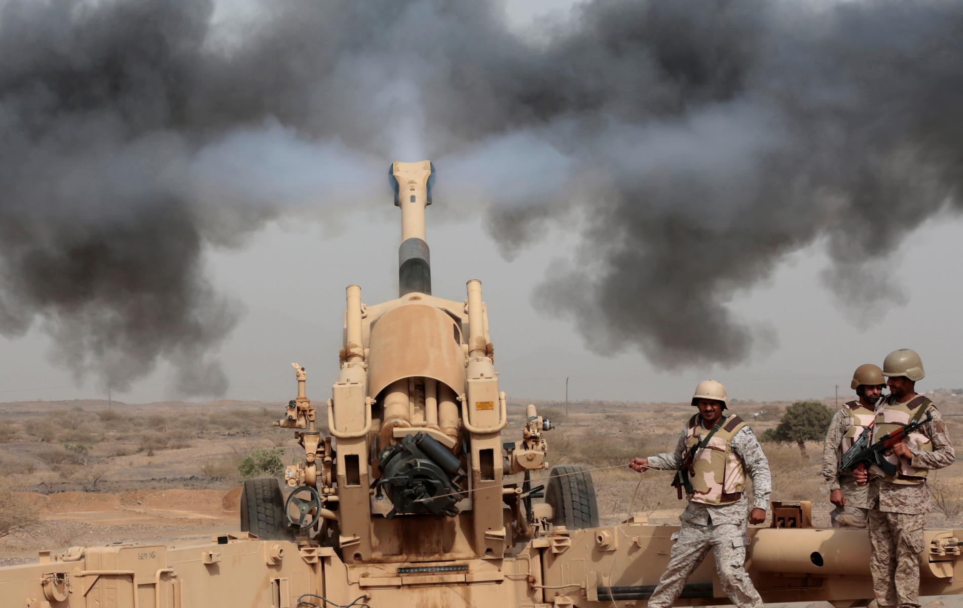 Saudiskt artilleri skjuter över gränsen mot Jemen, i konflikten där en saudiskledd koalition bekämpar Huthirebellerna i grannlandet. Arkivbild.
