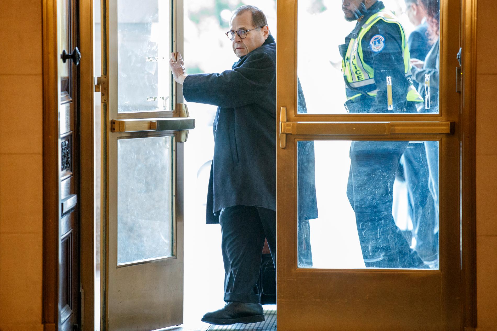 Jerrold Nadler. Bild tagen när han anländer till riksrättsöverläggningar i underrättelseutskottet tidigare i november.