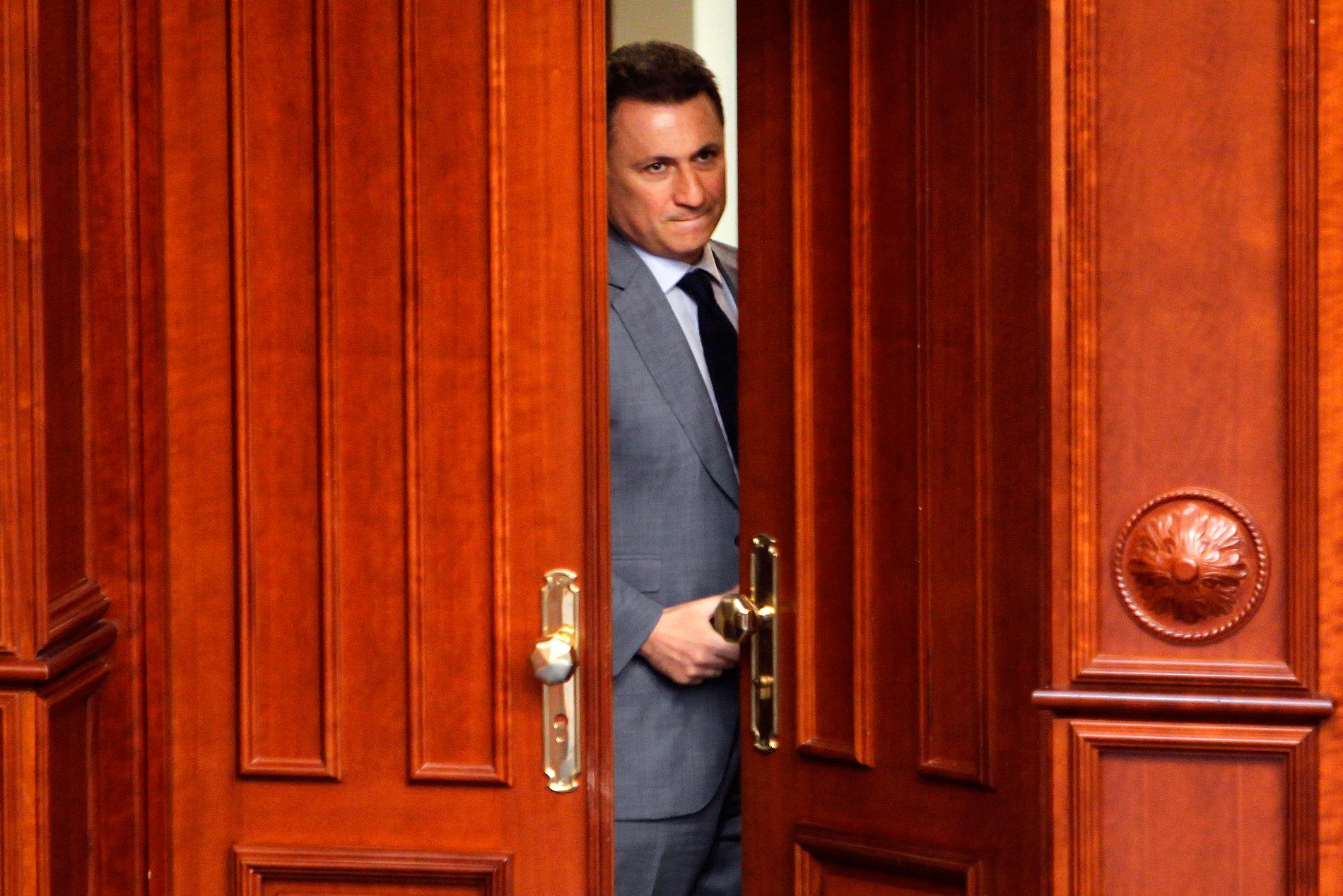 Makedoniens tidigare premiärminister Nikola Gruevski kikar in i kammaren under ett parlamentssammanträde i Skopje 2017. Arkivbild.
