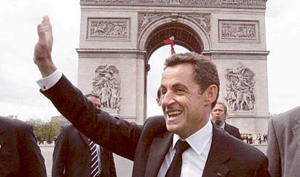 TRIUMF Frankrikes 23:e president Nicolas Sarkozy hälsar folket efter presidentinstallationen i går.