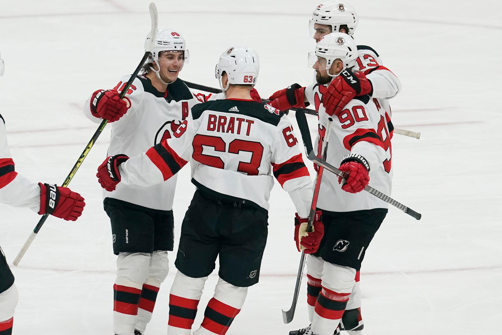 New Jersey Devils Jesper Bratt gratuleras av lagkamraterna efter målet i första perioden.