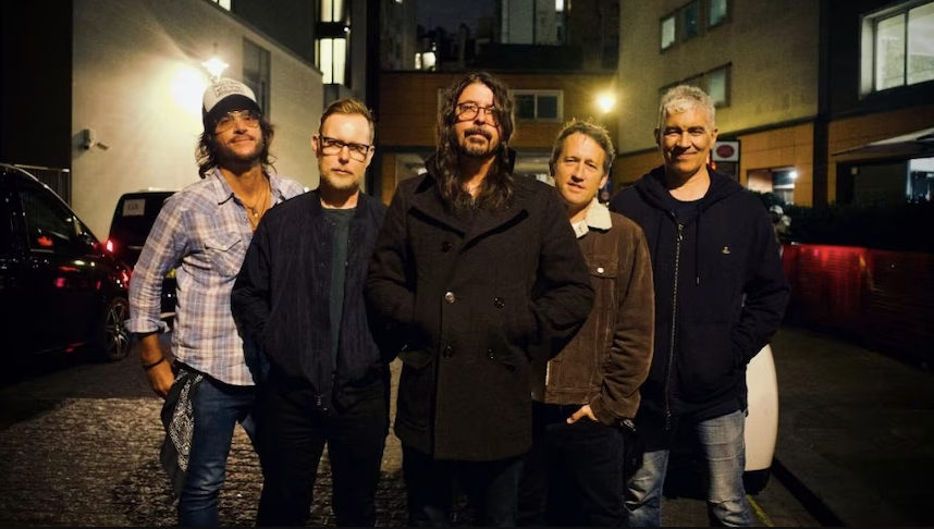 Foo Fighters bearbetade känslorna kring trummisen Taylor Hawkins bortgång på omtumlande albumet ”But here we are”.