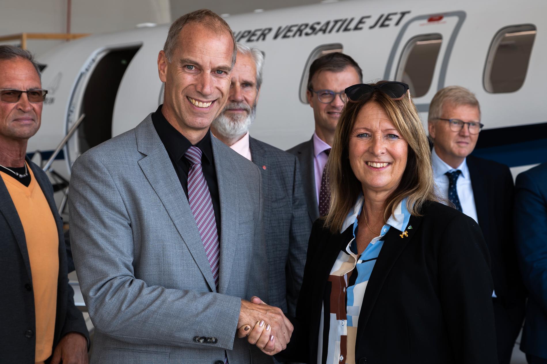 Markus Bucher, vd Pilatus och Annika Tännström, tidigare ordförande i förbundsstyrelsen, i samband med KSA:s köp av sex nya jetplan. Notan: 720 miljoner kronor. 