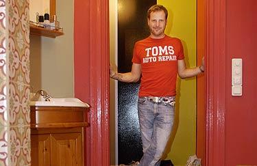 Inredningsproffs Tom Bertling jobbar som inredare i programmet ”Homestyling” i Kanal 5. Hemma hos honom står badrummet i fokus.