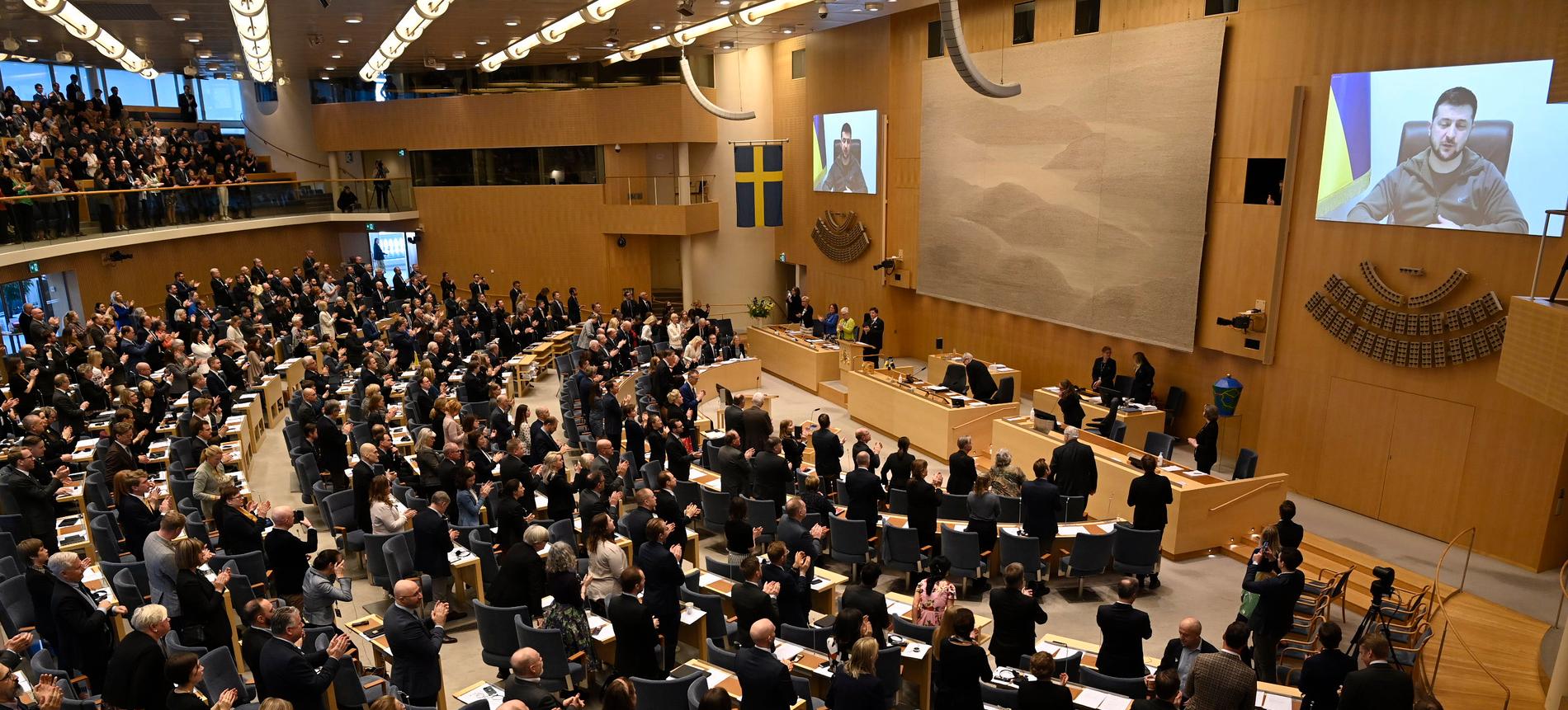 Zelenskyj talar inför Sveriges riksdag.