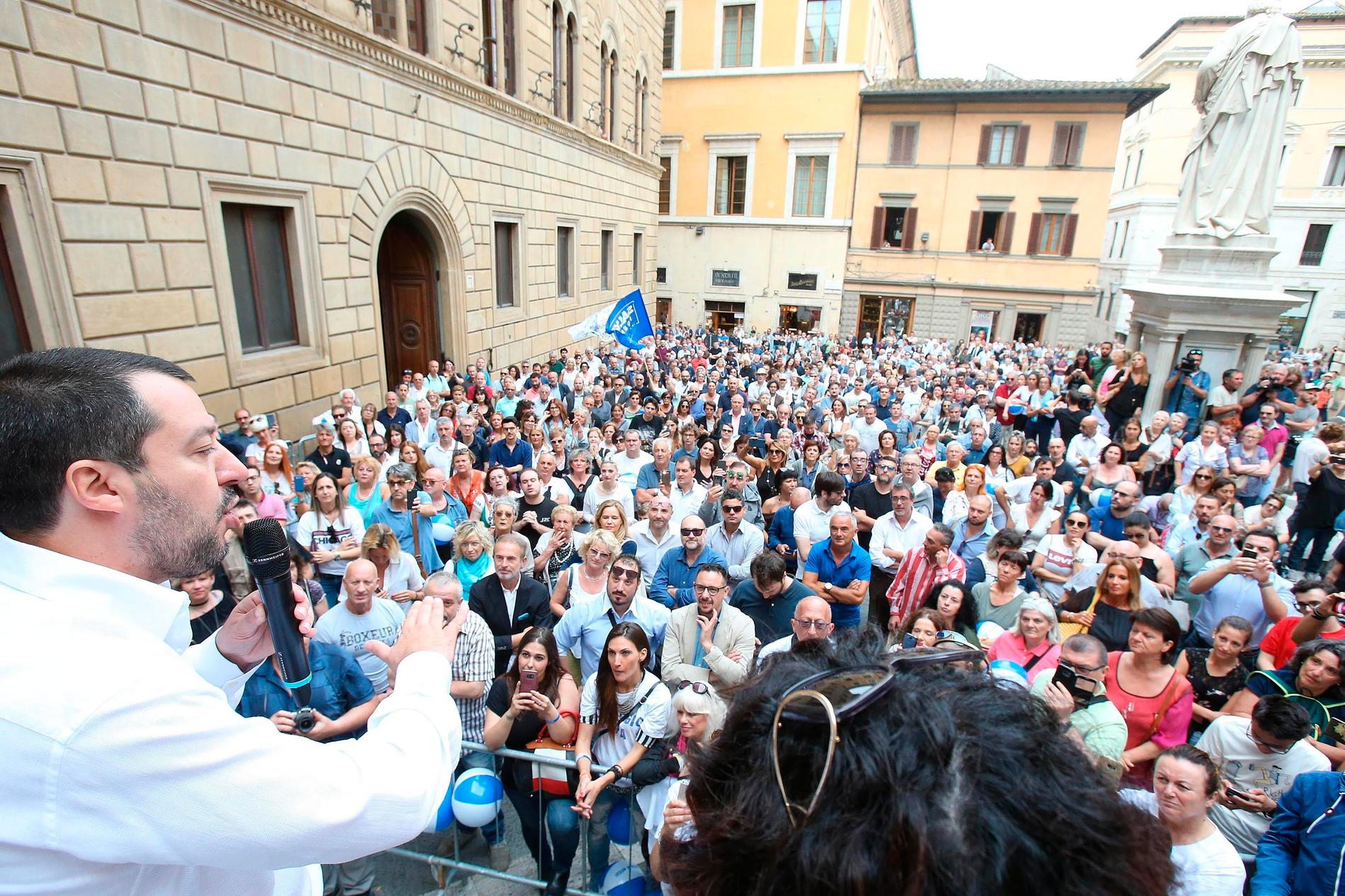Matteo Salvini talar på ett valmöte i Siena i fredags.