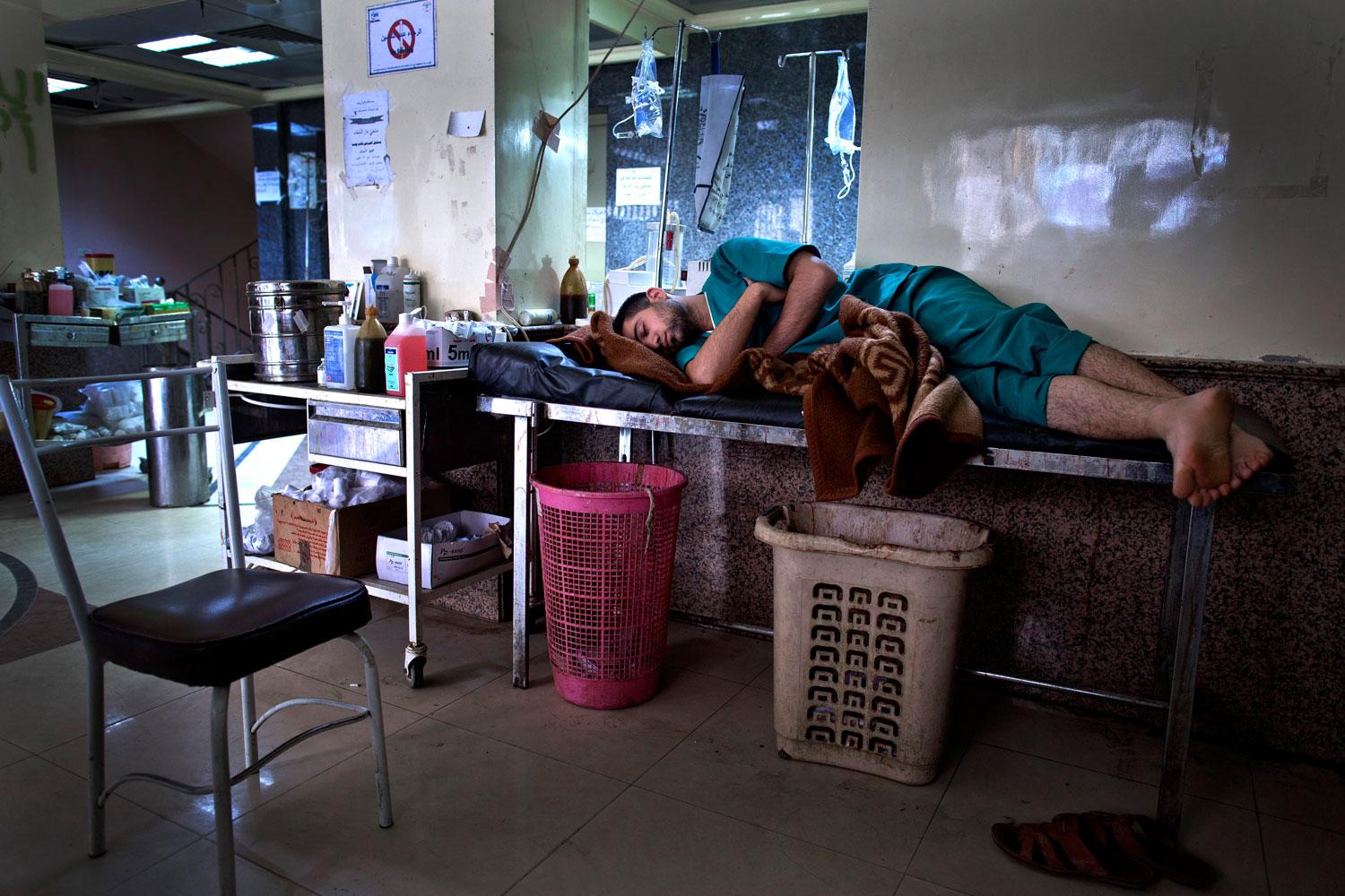 En sköterska passar på att vila lite när det är lungt. Dom flesta som arbetar på sjukhuset bor även där.