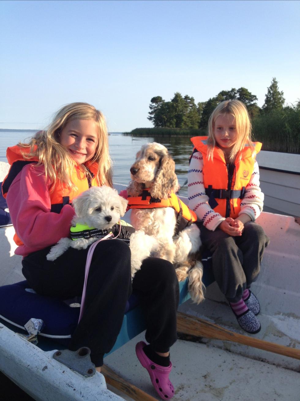 Sanna och kompisen Ellen är redo för båttur, och även hundarna Mimi och Akila fick följa med.