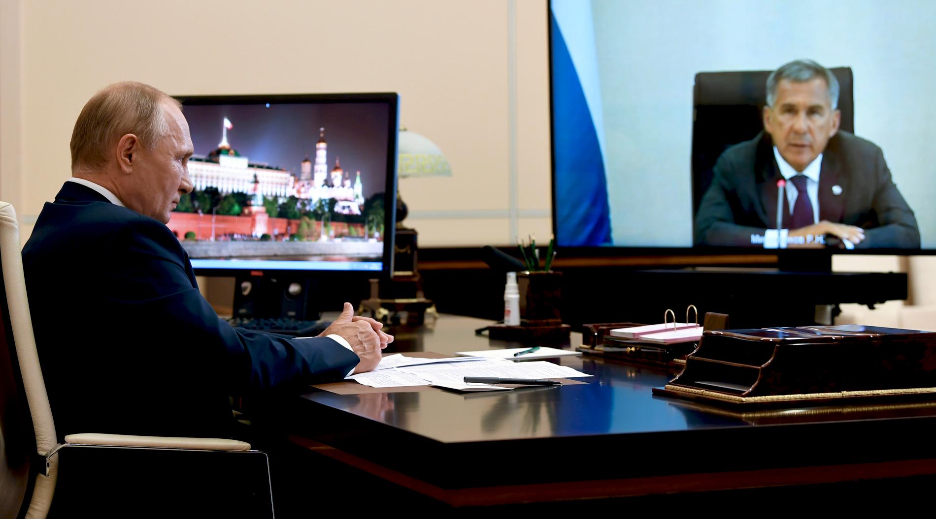 Rysslands president Vladimir Putin i samtal med Tatarstans högsta politiska ledare, republikens president eller "rais" Rustam Minnichanov. Arkivbild.