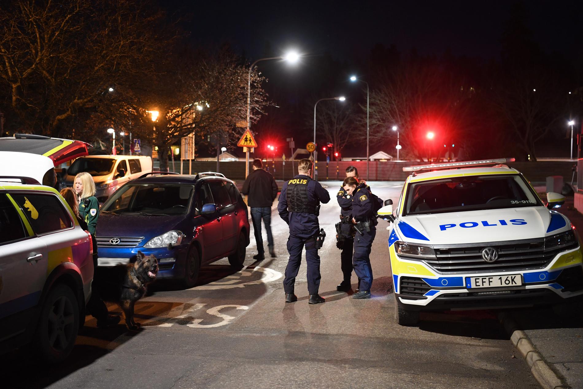 Polis på plats i Hässelby efter att fyra personer har blivit överfallna. 