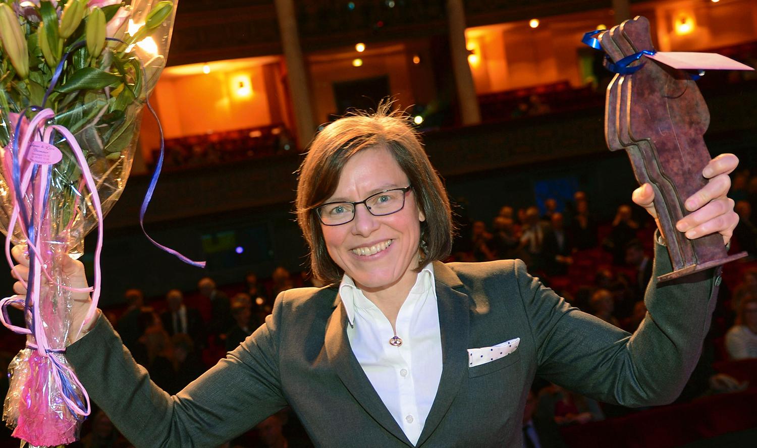 Lena Andersson, glad vinnare av Augustpriset 2013 i klassen Årets svenska skönlitterära bok. Foto: Scanpix