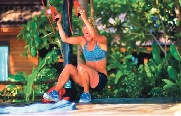 Alpinåkaren Emelie Wikström kör hårt på stranden i Thailand: ”I haven’t posted any workout pictures from Thailand! Here is one from Koh Tao, legtraining in my ”red core”, really good!!!”