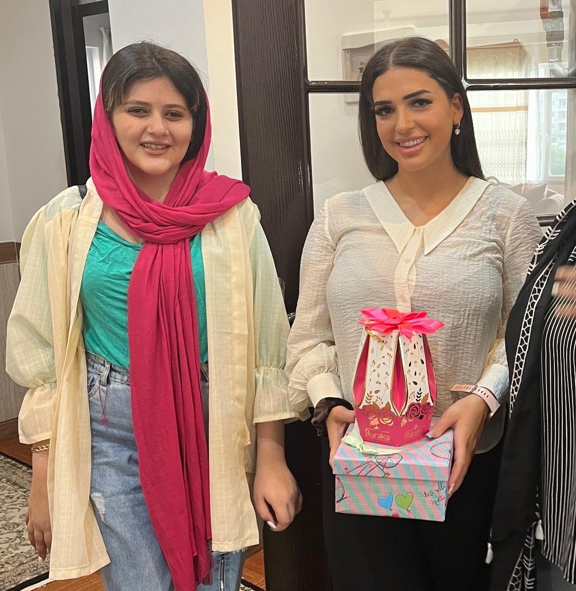 Mahsa Amini till vänster och norska kusinen Sonya Aili när hon var på besök i Iran under sommaren. 