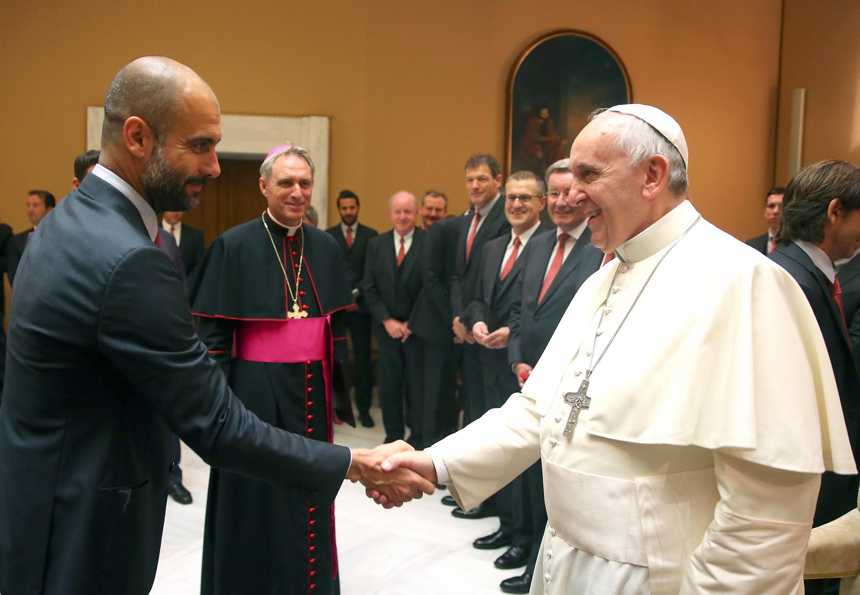 Pep Guardiola hälsar på världens fjärde mäktigaste person påven Franciskus.