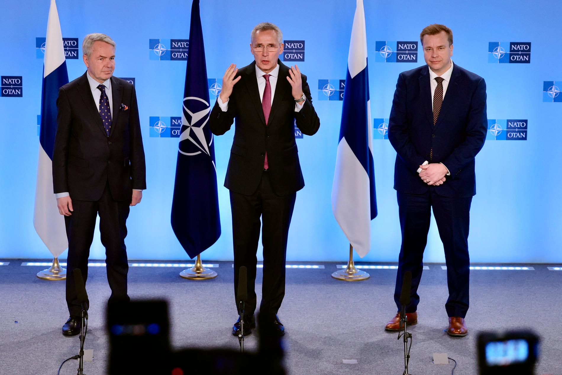 Finlands utrikesminister Pekka Haavisto, Natos generalsekreterare Jens Stoltenberg och finska försvarsministern Antti Kaikkonen.
