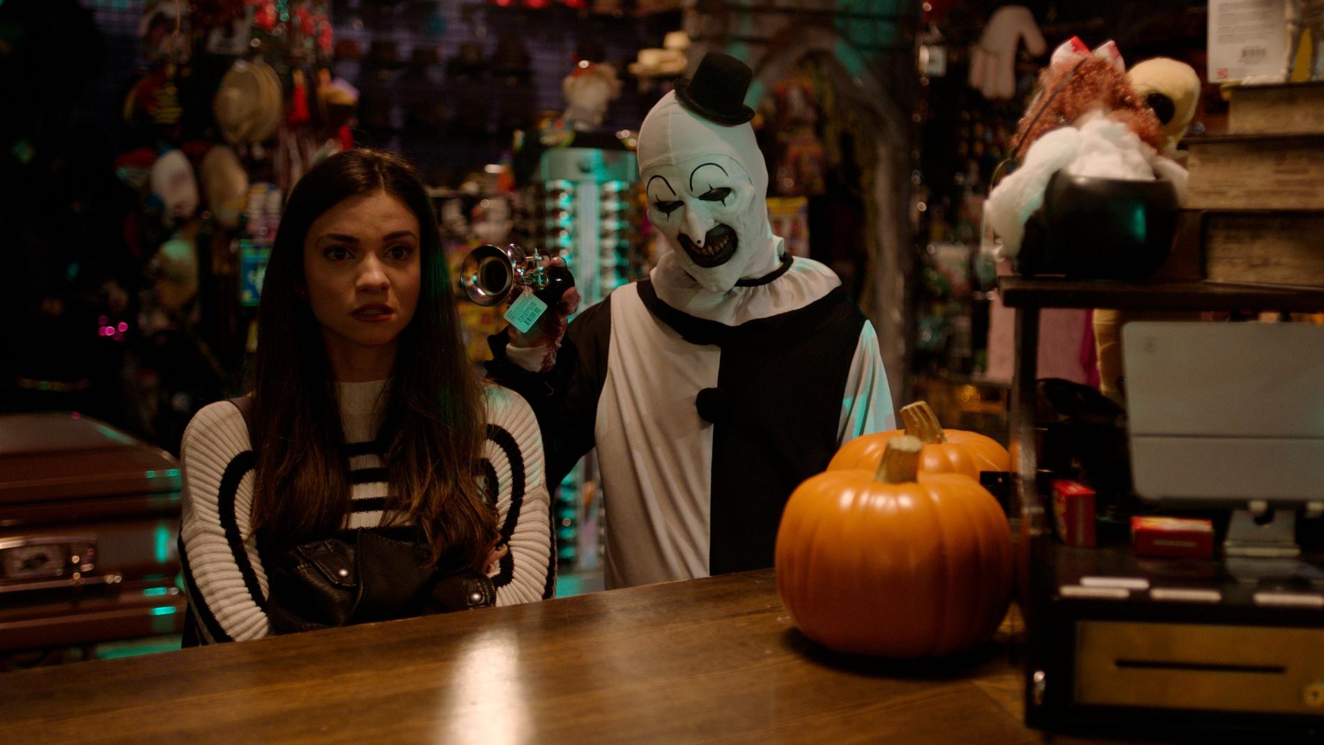 Lauren LaVera och David Howard Thornton inne i den populära halloweenbutiken Abracadabra i New York.