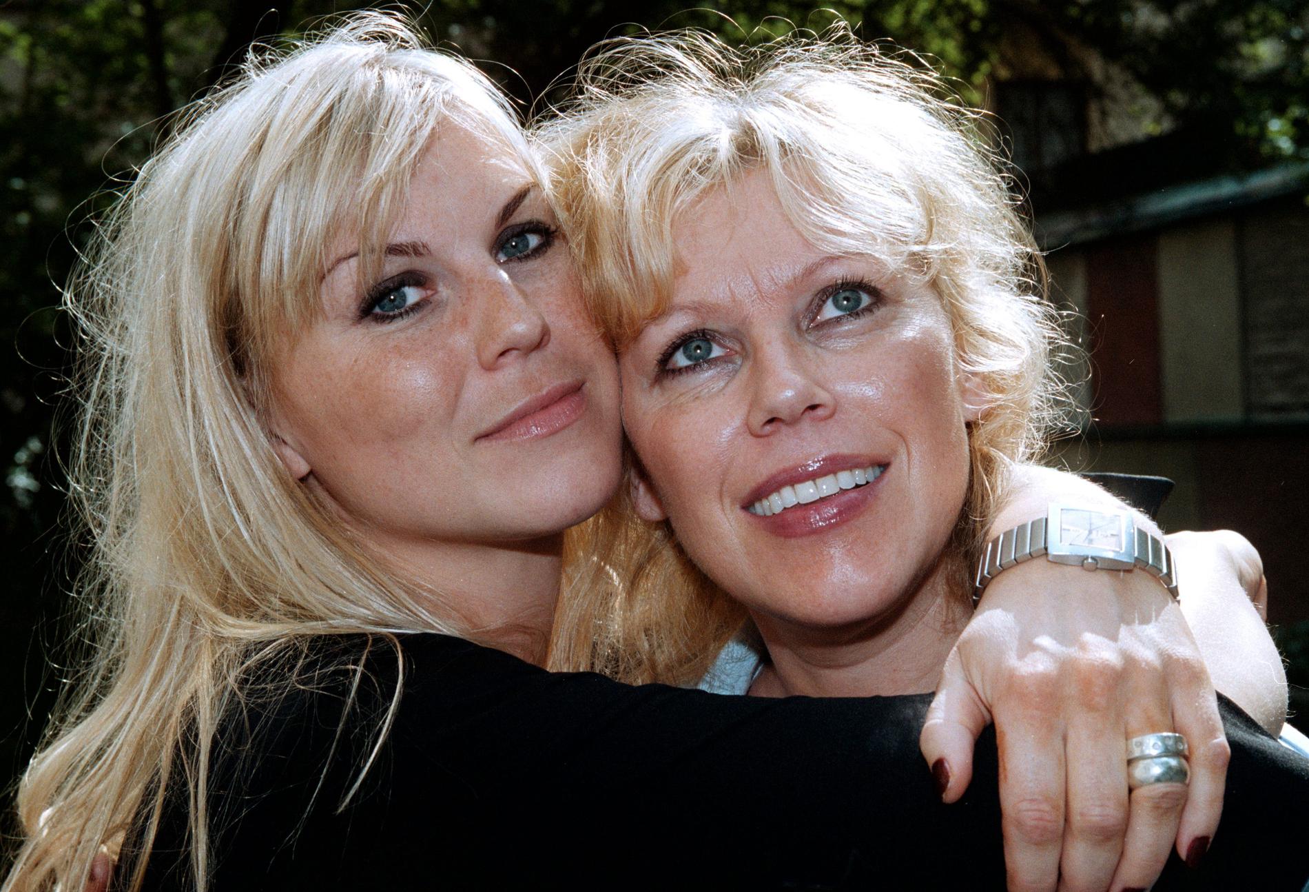 Josefin Nilsson och Marie Nilsson Lind tillsammans, 2002.