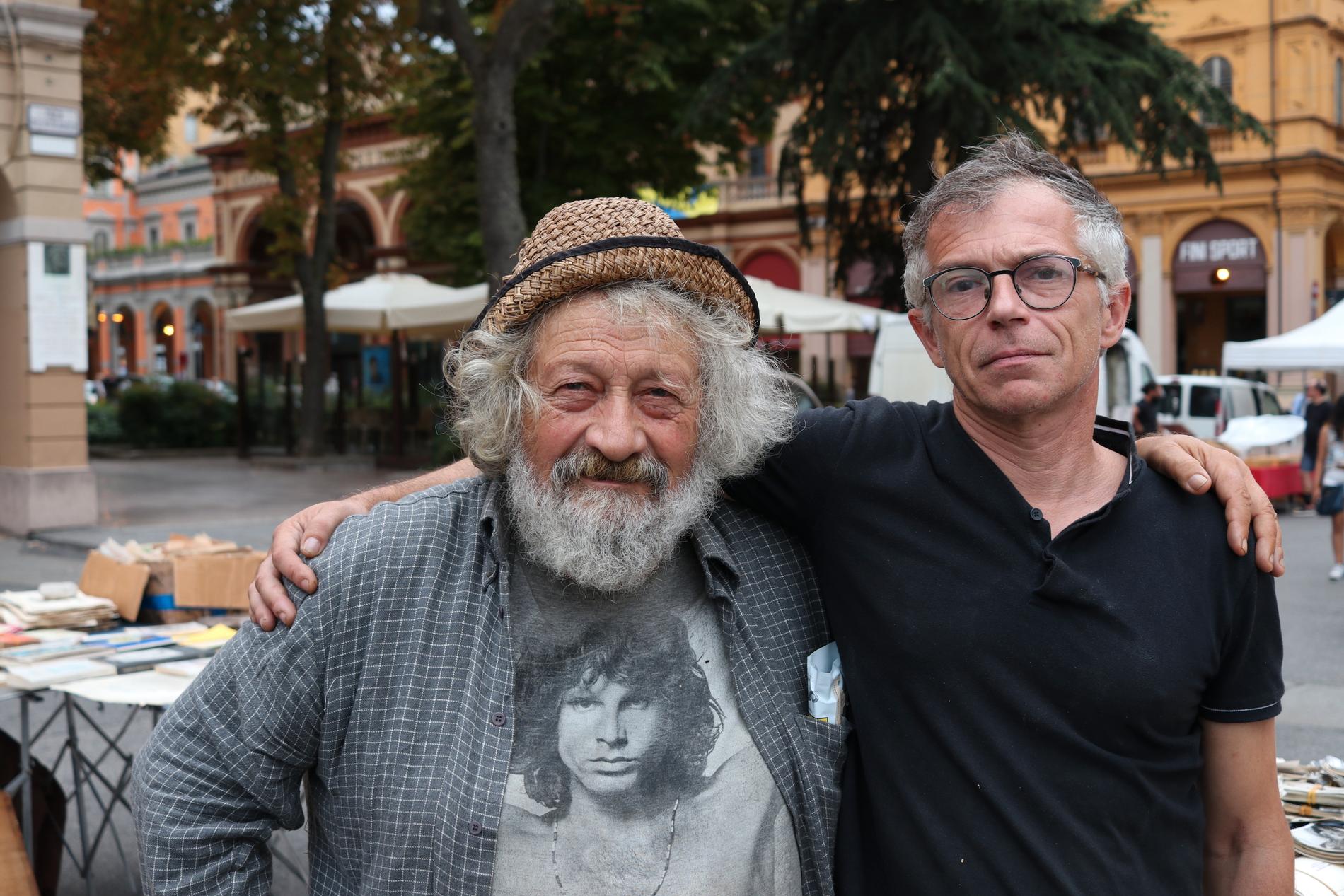 Valerio Dondini och kollegan Sergio La Canna säljer böcker på en marknad mitt i Bologna. De har båda alltid röstar vänster, säger de.
