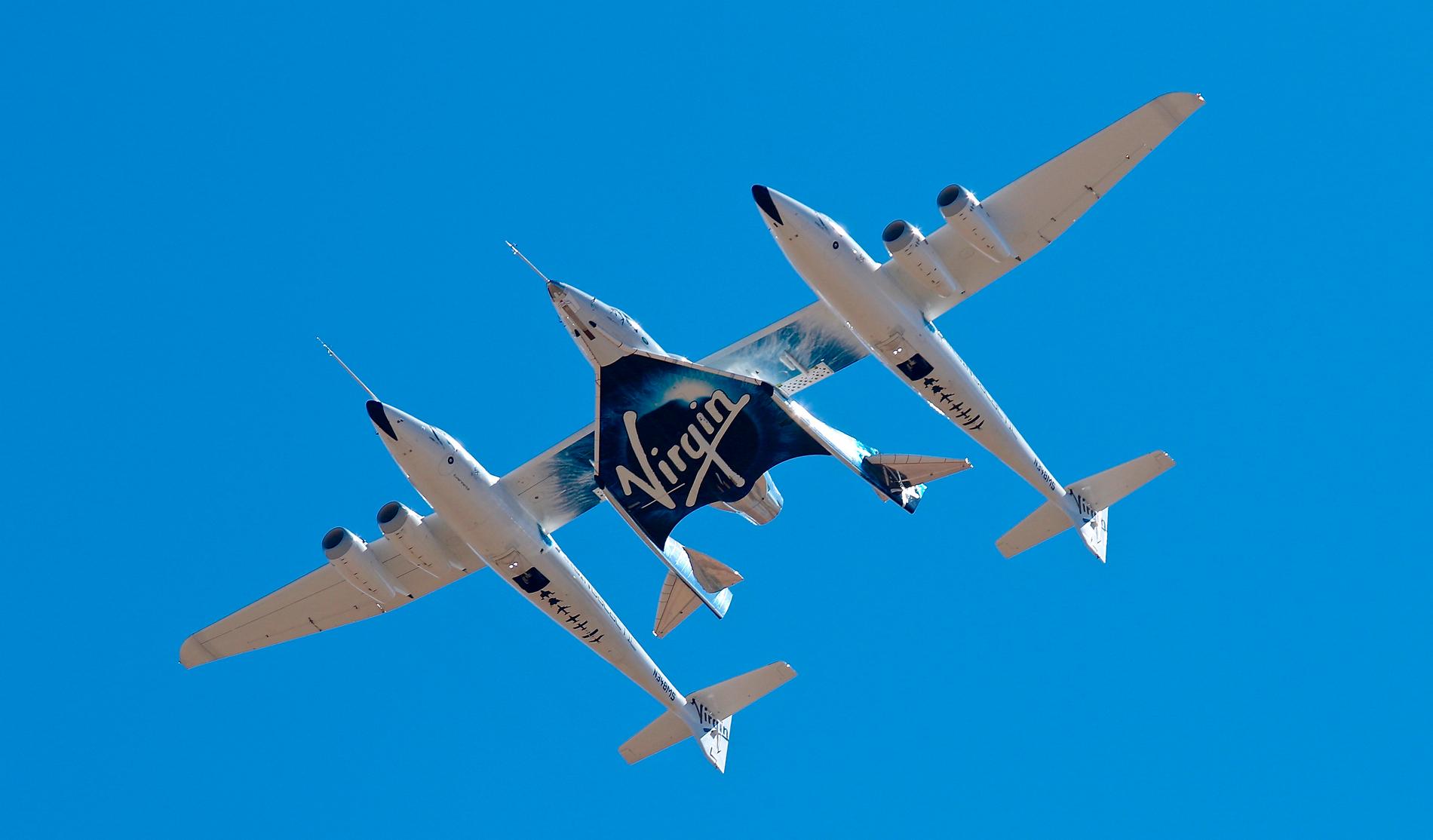 Virgin Galactics rymdfarkost VSS Unity (i mitten) fraktas högt upp i luften av ett specialbyggt flygplan, innan den startar sina motorer. Arkivbild.