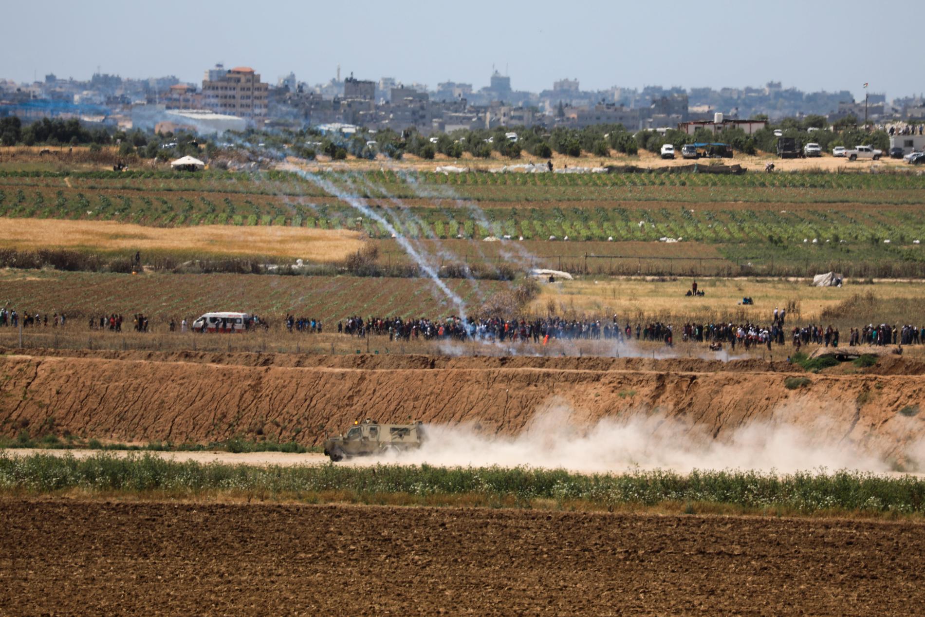 På bilden från i maj 2019 syns hur israeliska soldater skjuter tårgas mot palestinska demonstranter.