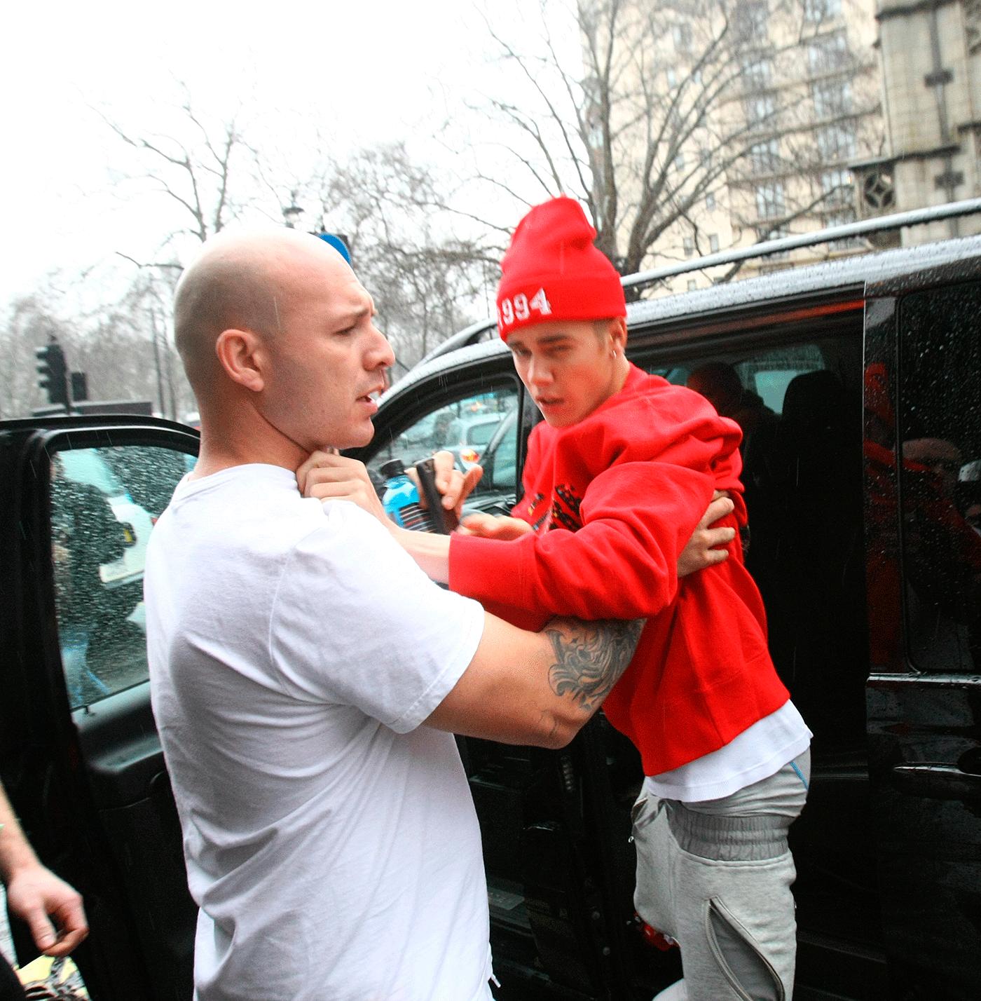 Bieber har tidigare skapat skandaler när han attackerat kändisfotografer – men stoppats av sin livvakt...