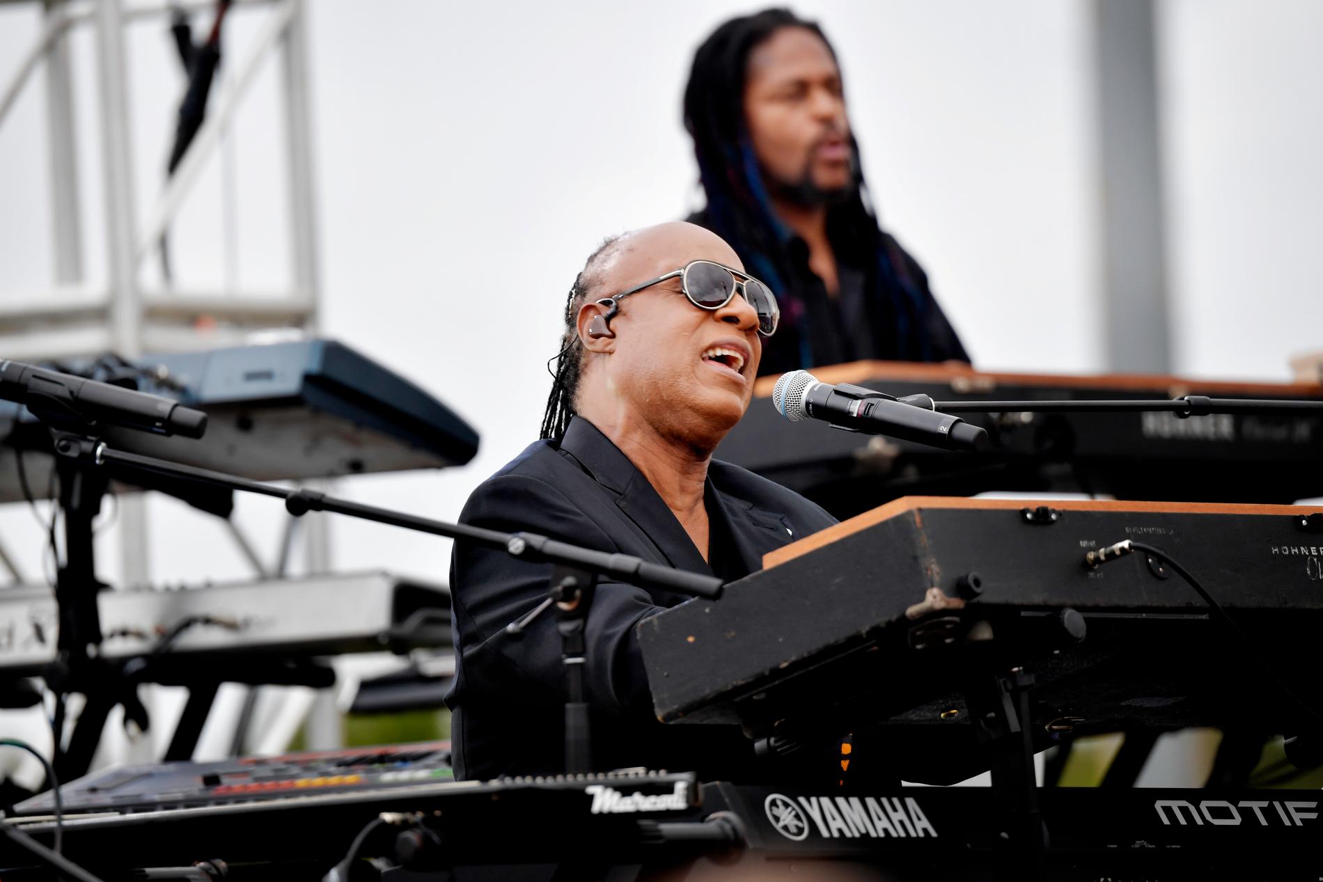 Stevie Wonder sjöng och spelade på Obamas event.