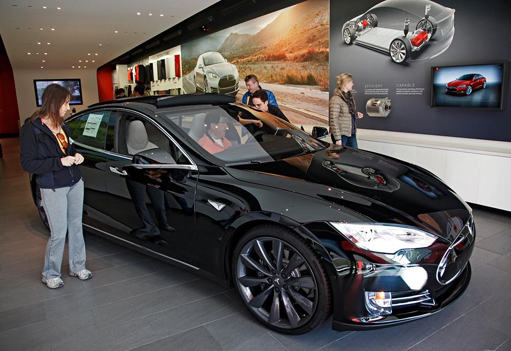 Tesla Model 3 försenas på närmare ett halvår.