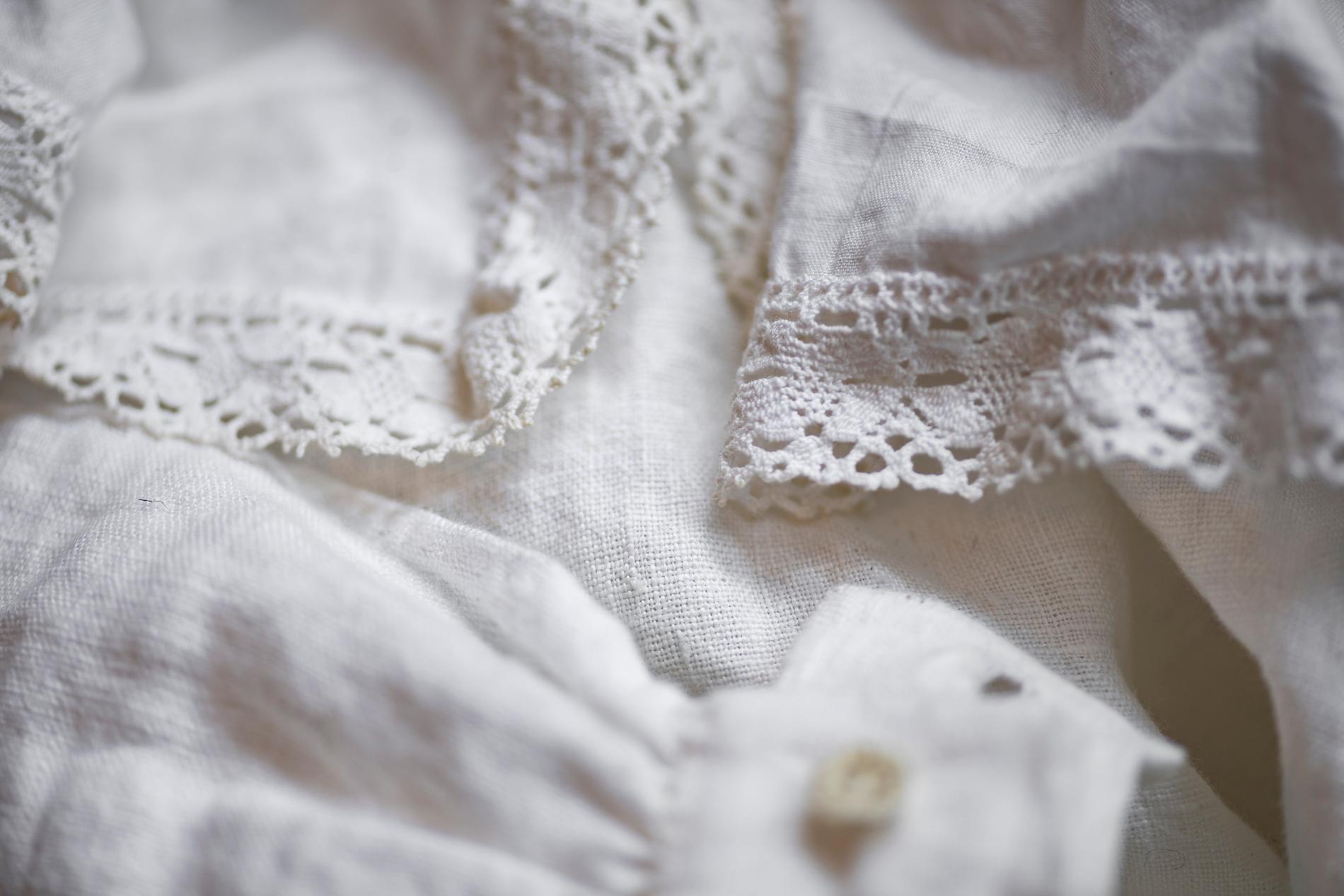 Särken är sydd av linne som Hannah Ströms mormor vävt och spetsarna kommer också från henne.
