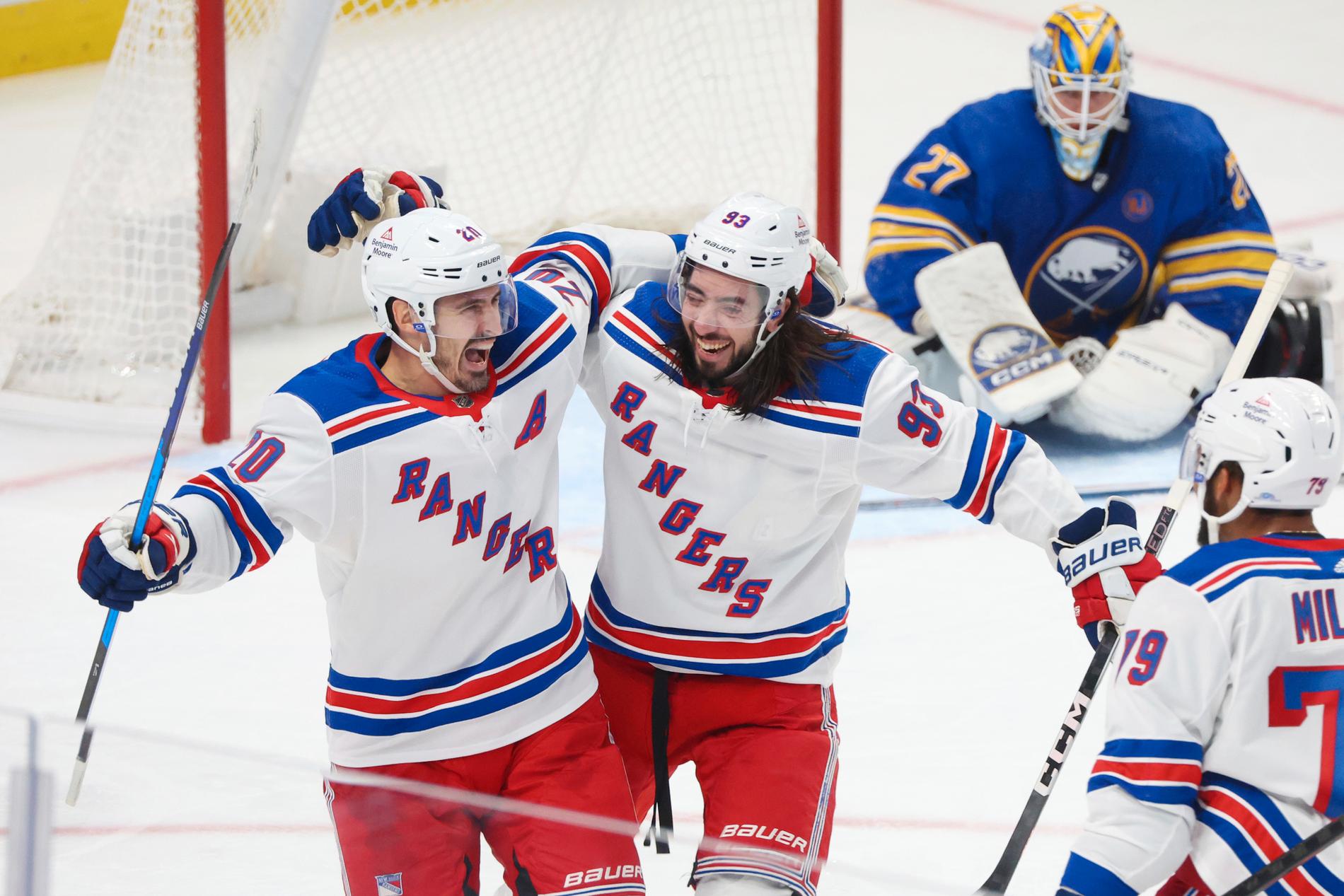 Mika Zinbanejad och Chris Kreider jublar efter ett mål i New York Rangers premiärseger i NHL mot Buffalo Sabres.