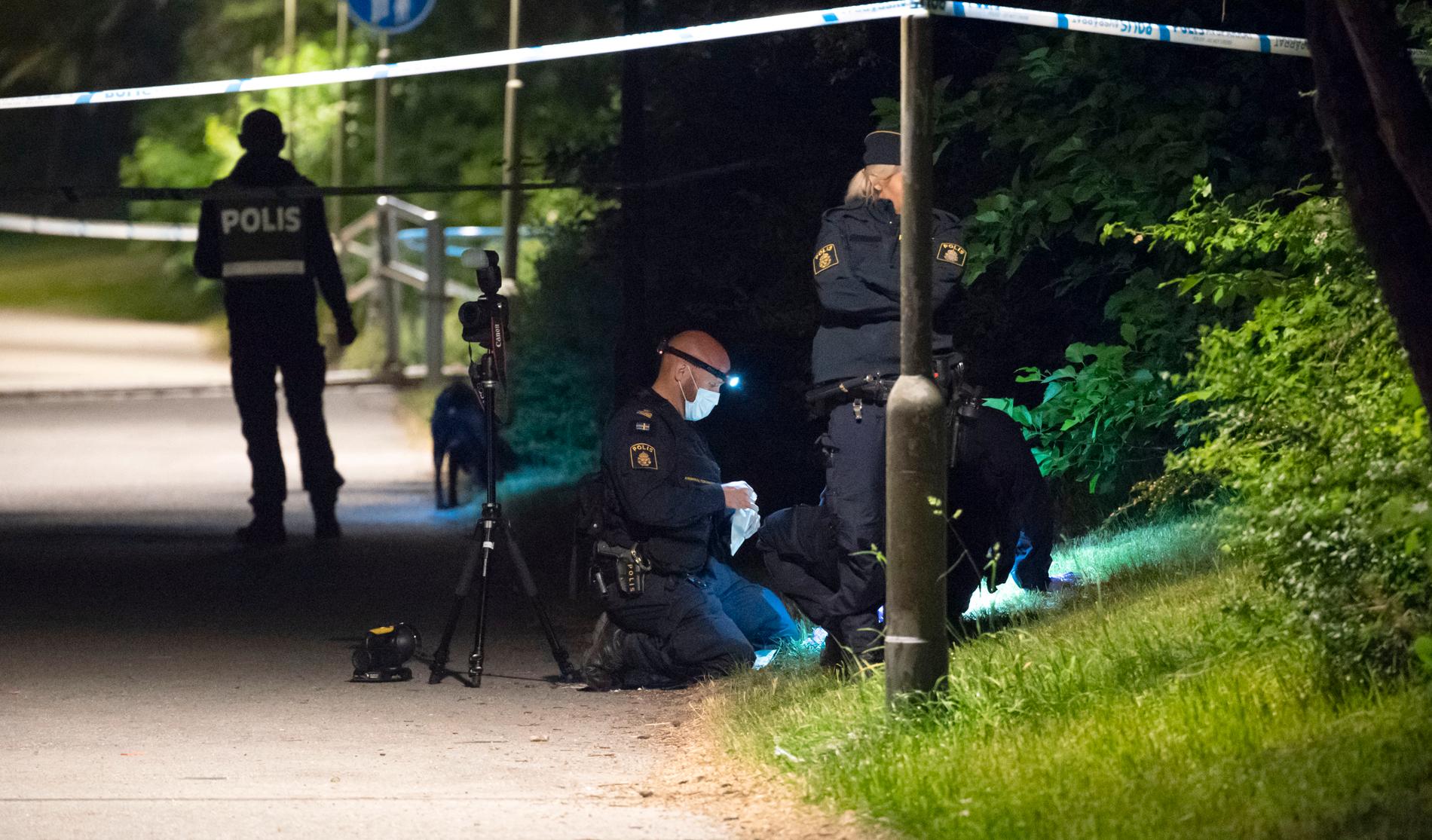 Kriminaltekniker på plats på en gångbana i Kroksbäck i Malmö.