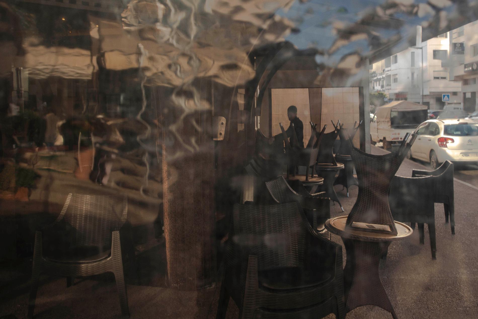 En anställd stänger ett kafé i huvudstaden Rabat i Marocko efter att regeringen utfärdat hårdare restriktioner till följd av coronaviruset.