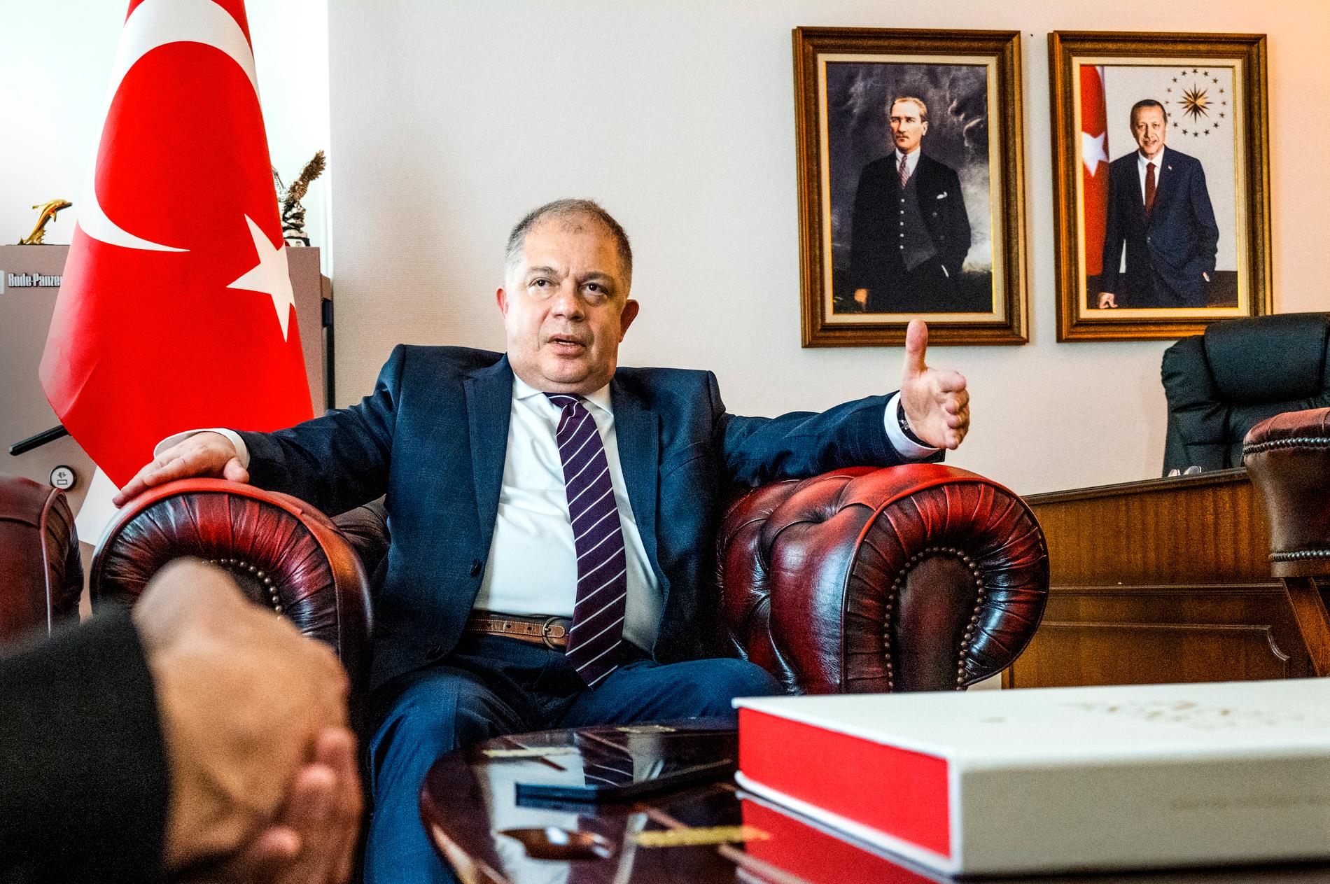 Turkiets ambassadör Hakki Emre Yunt på den turkiska ambassaden i Stockholm.
