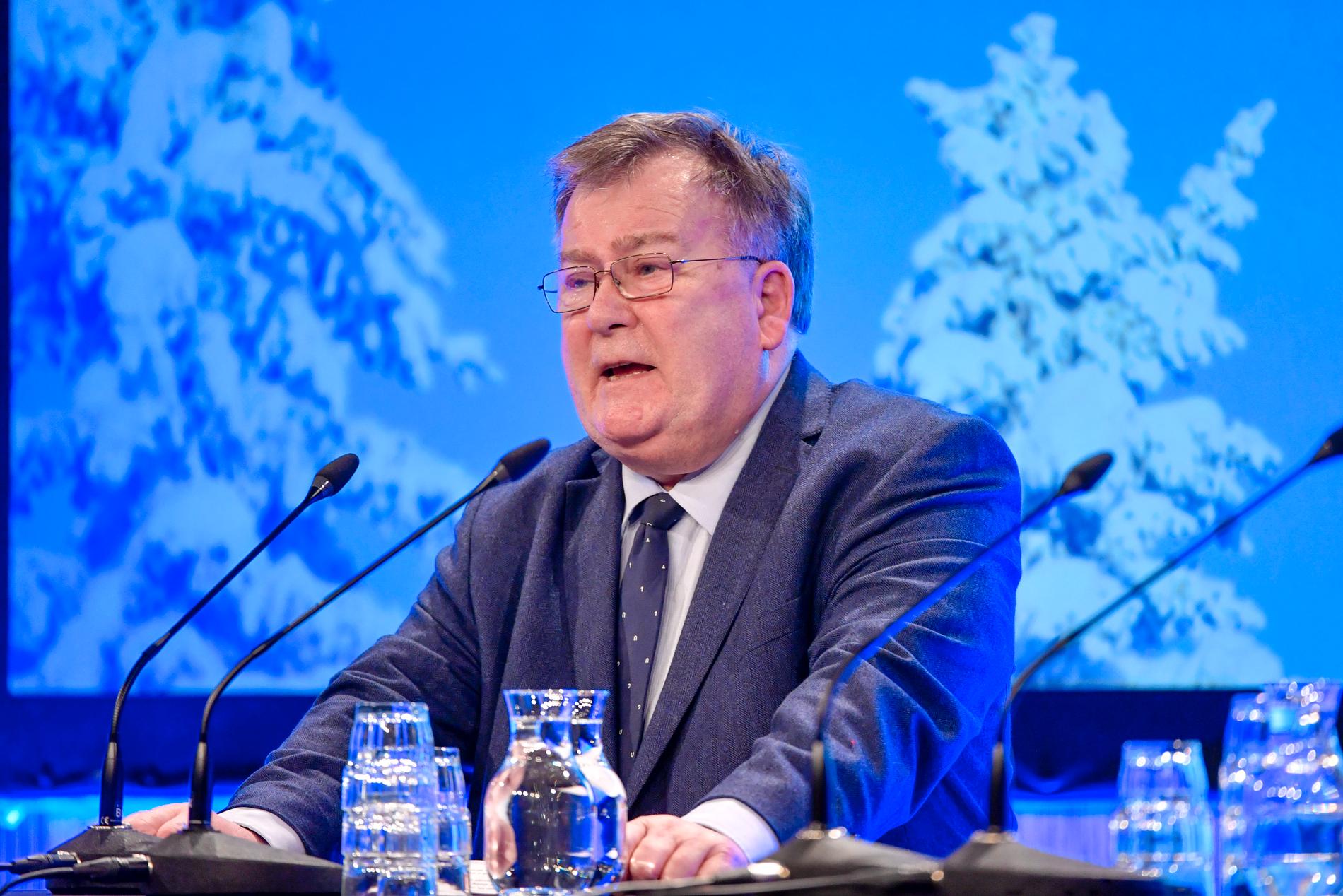 Danmarks tidigare försvarsminister Claus Hjort Frederiksen är misstänkt för att ha röjt eller spridit statshemligheter. Jan Guillou skriver – och påminner om när han själv jagades under IB-affären 