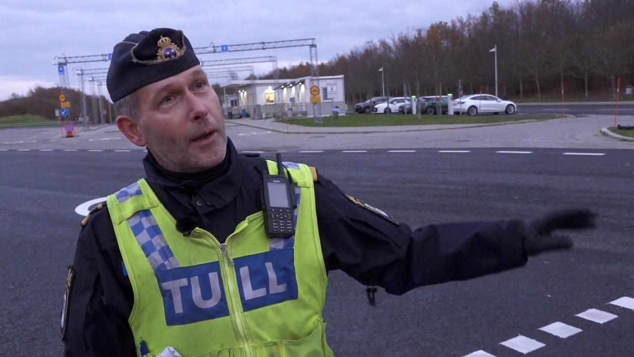 Lars berättar hur han tänker när han stoppar bilisterna: ”Större delen är ju magkänsla och rutin”