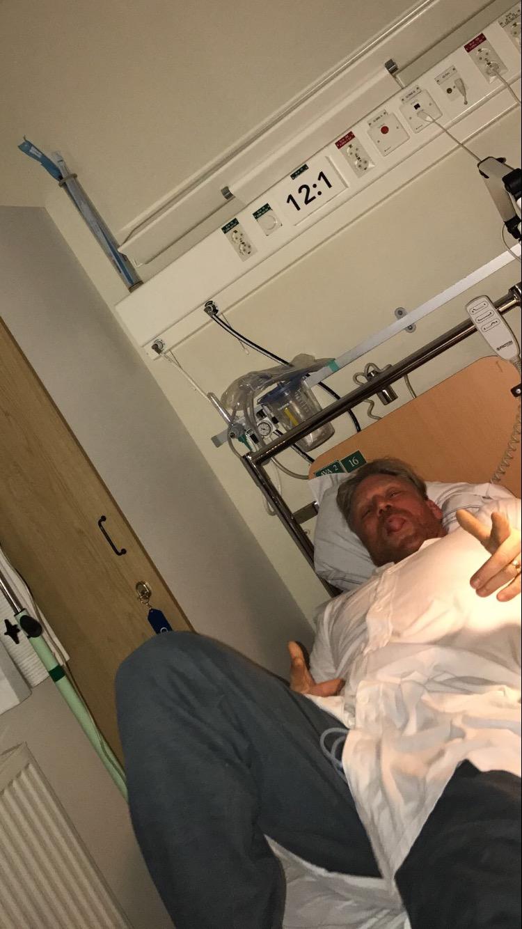 Michael Fridebäck ligger på sjukhus. 