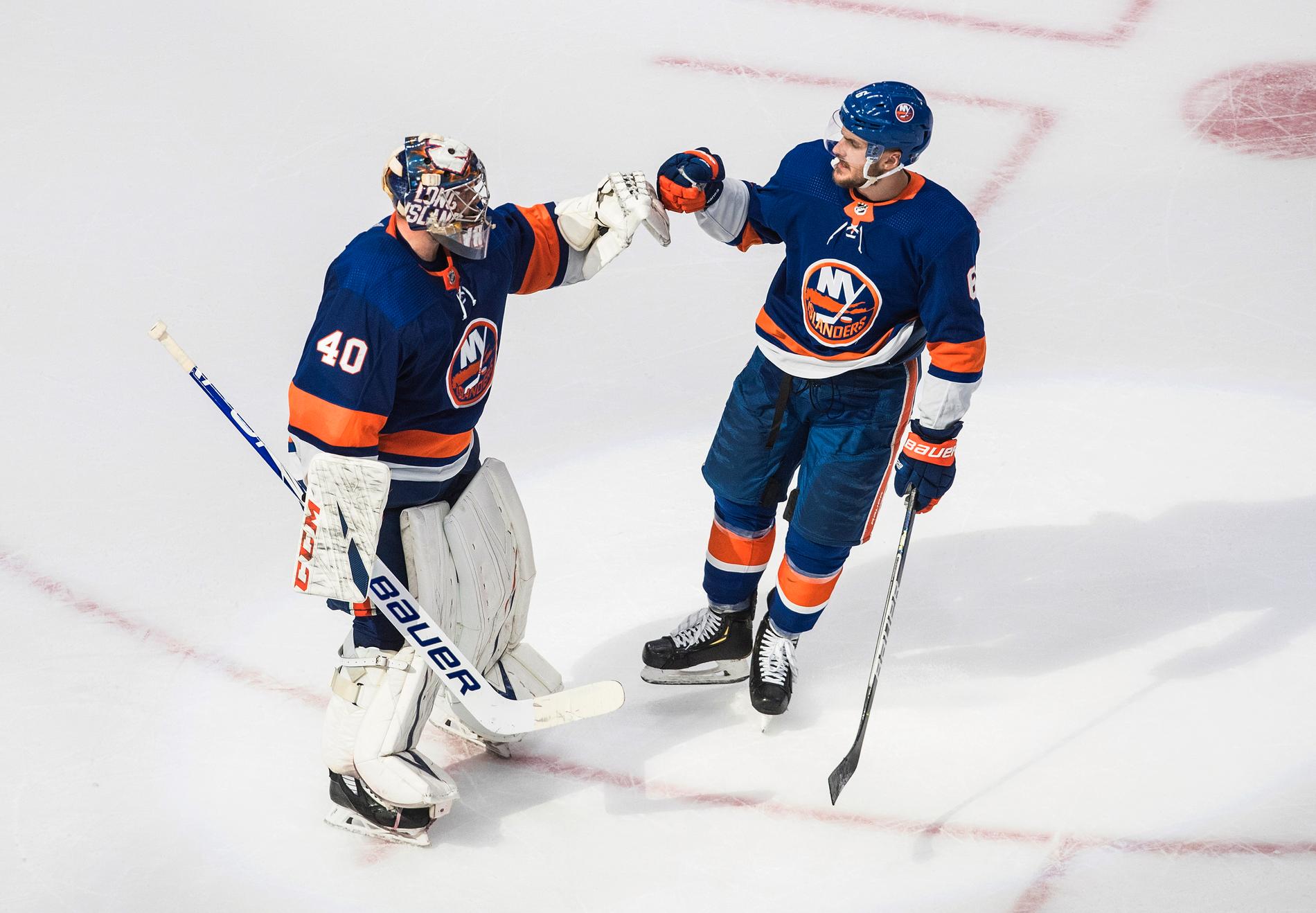 New York Islanders målvakt Semjon Varlamov och lagkamraten Ryan Pulock firar lagets vinst över Tampa Bay.